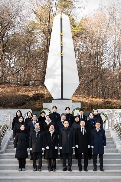 지난 2일 남양주시의회 시의원들이 새해를 맞아 현충탑·정약용 묘역을 참배한 뒤 기념촬영을 하고 있다. 사진=남양주시의회