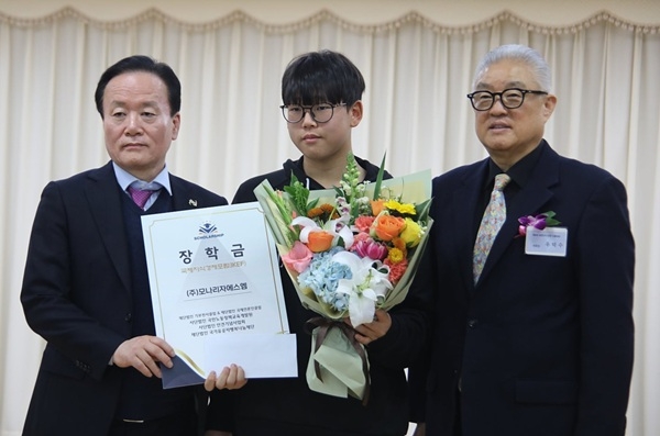 지난 해 12월 30일 윤종선 ㈜모나리자에스엠 회장(왼쪽)이 제4회 대한민국 33인 인물대상 수상 후 장학금을 전달하고 있다. 사진=한국네팔국제교류협회