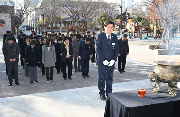 지난 2일 정종복 기장군수와 간부공무원들이 기장항일운동 기념탑에서 참배를 하면서 새해 새로운 각오를 하고 있다. 사진=기장군