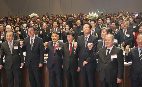 지난 2일 최윤홍 부산시교육감 권한대행(왼쪽에서 네 번째)이 부산상공회의소 신년인사회 참석해 박형준 부산시장(왼쪽에서 두 번째) 등과 힘찬 출발을 다짐하고 있다. 사진=부산시교육청