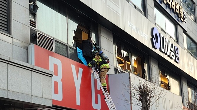 야탑동 상가 건물에서 불이 나 건물 2층에 갇힌 사람들을 구조하고 있다. 사진=이지은 기자