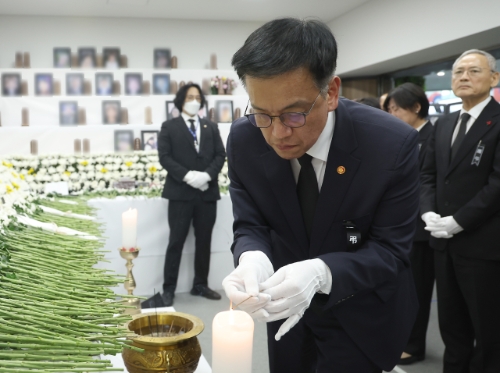 최상목 대통령 권한대행 부총리 겸 기획재정부 장관이 2일 전남 무안국제공항에 마련된 제주항공 여객기 사고 희생자 합동분향소를 찾아 분향하고 있다. 사진=대통령실통신사진기자단/연합뉴스