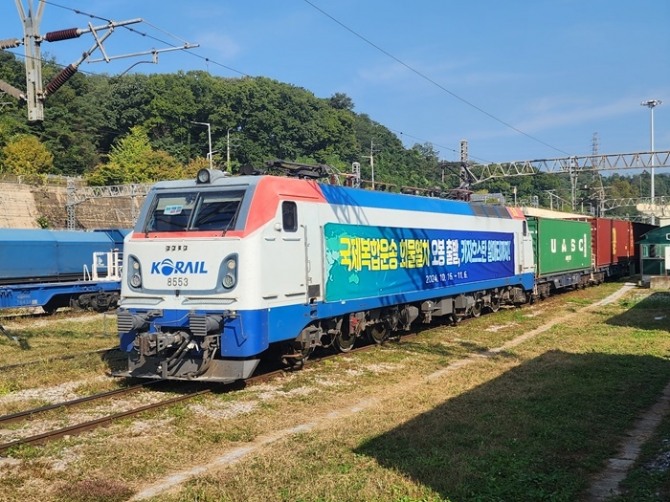 한국철도공사(코레일)가 중앙아시아 간 철도 물류 활성화를 위한 국제복합운송 시범사업을 성공적으로 마무리했다. 사진은 오봉역 열차 출발 장면이다. 사진=코레일