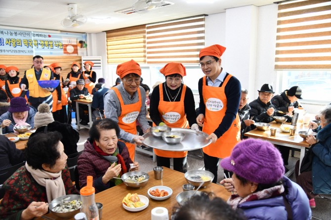  3일 대한적십자사 경북지사 안동나눔터를 찾아 봉사자들과 함께 우리쌀로 만든 떡국떡으로 170인분의 식사를 준비해 어르신들에게 따뜻한 오찬을 제공했다. = 경북농협 