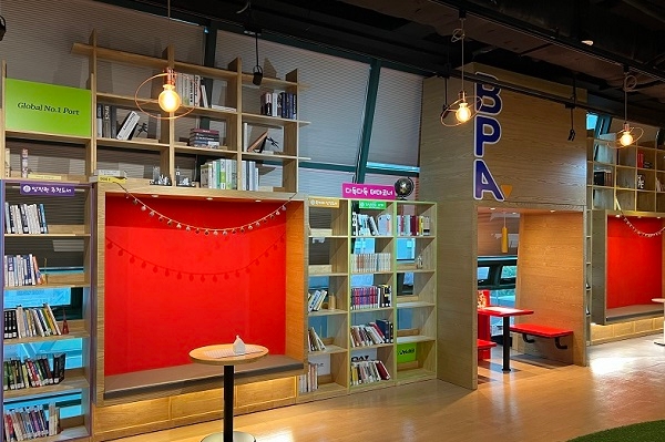 부산항만공사 사내 북카페 모습. 사진=부산항만공사