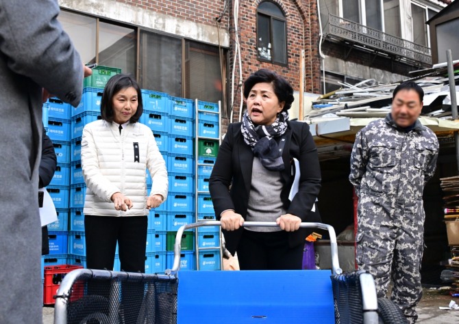 김영옥 서울시의회 보건복지위원장(가운데)이 고물상을 방문해 어른신들과 대화하고 있다. 사진=서울시의회