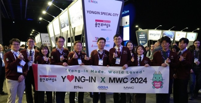 지난해 2월 27일 이상일 용인특례시장(가운데)이 스페인 바르셀로나에서 열린 MWC 2024를 방문하고 있다. 사진=용인특례시