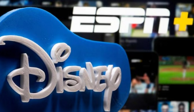 ESPN+ 로고 앞에 3D 프린팅된 Disney 로고가 보인다. 사진=로이터