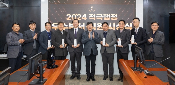 한국서부발전은 7일 충남 태안 본사에서 ‘2024년 적극행정 우수부서·직원 시상식’을 진행했다. 사진은 송재섭 서부발전 상임감사위원(오른쪽 다섯 번째)과 수상자들이 기념촬영하는 모습. 사진=서부발전