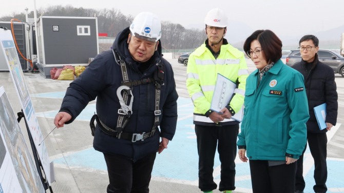 김보라 안성시장(오른쪽)이 '세종~포천 고속도로' 현장을 방문하고 있다. 사진=안성시