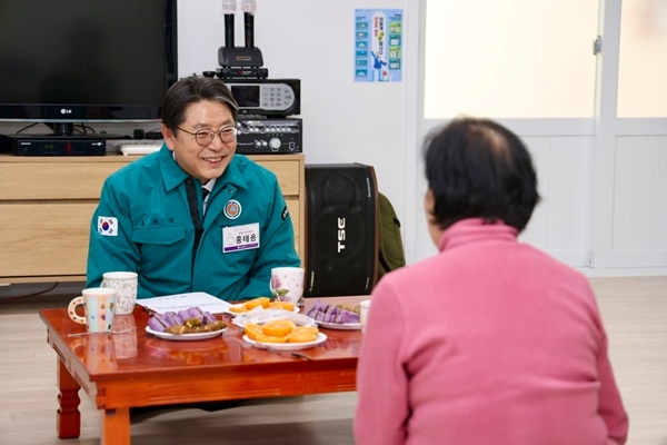 홍태용 김해시장이 2025년을 시민 만남으로 시작한다. 시민과 소통 모습. 사진=김해시