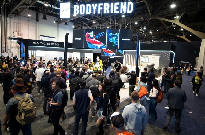 CES2025 바디프랜드 AI헬스케어로봇 733 시연 행사에 몰려든 참관객들  /사진=바디프랜드