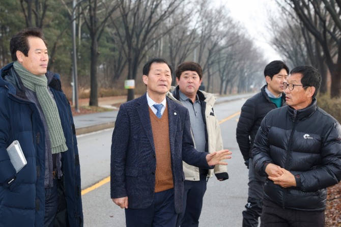 지난 6일 박태순 안산시의회 의장(가운데)이 안산환경재단 관계자 등과 안산갈대습지 내 임시도로로 쓰이고 있는 제방을 방문하고 있다.  사진=안산시의회