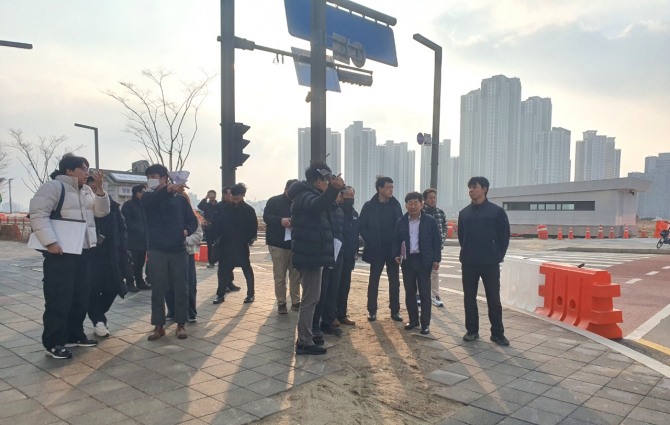 지난 8일 화성특례시 관계자들이 경부고속도로 동서간 연결도로 교통체계를 합동 점검하고 있다. 사진=화성특례시