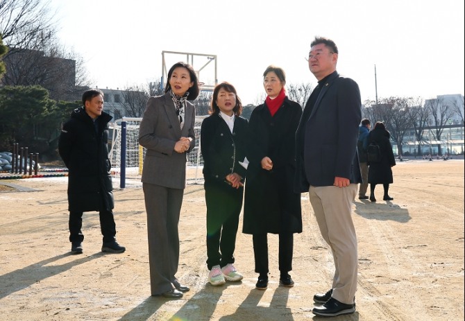 지난 8일 박상혁 서울시의회 교육위원장(오른쪽)이 한남초등학교를 방문하고 있다. 사진=서울시의회