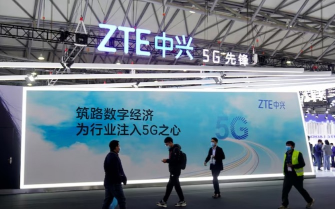 2021년 2월 23일 중국 상하이에서 열린 MWC(Mobile World Congress)에서 사람들이 ZTE Corp 부스를 지나가고 있다.  사진=로이터