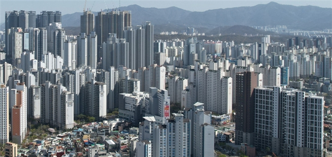 13일 국토교통부가 공시가격 2억원 이하 주택에 취득세 기본세율을 적용하고 종합부동산세(종부세) 1가구 1주택 특례 대상 주택을 완화하기로 했다. 대구 도심 아파트 모습. 사진=뉴시스