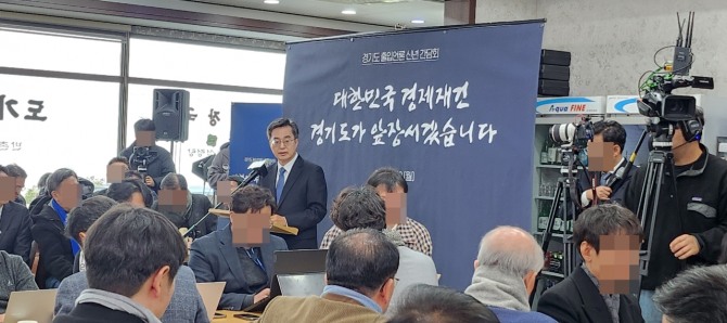 13일 오전 김동연 경기도지사(가운데)가 특정 언론사만 초청해 신년 간담회를 진행하고 있다. 사진=이지은 기자