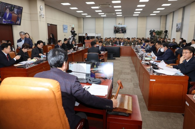 14일 오후 서울 여의도 국회에서 열린 '윤석열 정부의 비상계엄 선포를 통한 내란 혐의 진상규명 국정조사 특별위원회의'에서 안규백 위원장이 의사봉을 두드리고 있다. 사진=연합뉴스