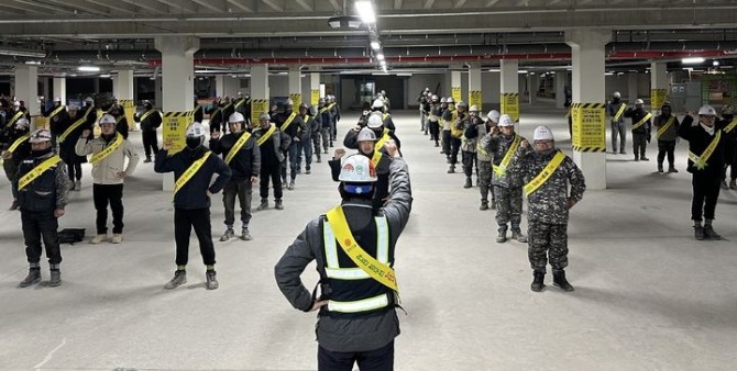 15일 동부건설 현장 임직원들이 안전관리감독자 제도 시행 선포식을 실시하고 있다. 사진=동부건설