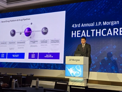서진석 셀트리온 경영사업부 총괄 대표이사가 14일(현지시각) 미국 샌프란시스코에서 개최된 '2025 JP모건 헬스케어 콘퍼런스'의 메인트랙에서 발표를 진행하고 있다. 사진=셀트리온