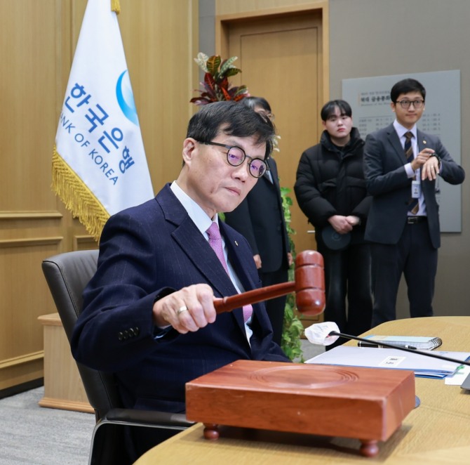 이창용 한국은행 총재가 16일 오전 서울 중구 한국은행에서 열린 금융통화위원회에서 의사봉을 두드리고 있다. 사진=한국은행