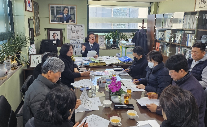 김기덕 서울시의원(가운데)이 긴급회의를 주재하고 있다. 사진=서울시의회