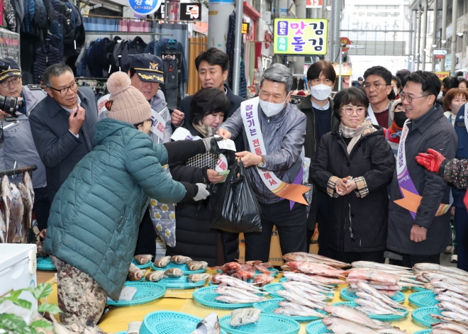 17일 이강덕 포항시장이 지역 유관 기관 및 각종 단체와 함께 죽도시장을 찾아 전통시장 장보기를 실시하고 있다. 사진=포항시