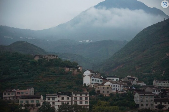 중국 쓰촨성 야안의 산기슭에서 집들이 보인다. 사진=로이터