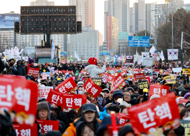 지난달 14일(현지 시각) 서울 여의도 국회 의사당 앞에서 윤석열 대통령의 탄핵을 요구하는 집회가 열리고 있다. 사진=로이터