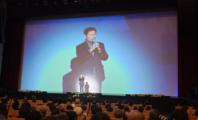 지난 18일 용인포은아트홀 재개관을 기념해 열린 공연에 앞서 이상일 용인시장이 시민들과 신년 인사를 나누고 있다. 사진=이지은 기자