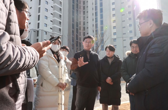 지난 18일 이상일 용인특례시장이 경남아너스빌 디센트 건설 현장에서 입주 예정자들과 대화하고 있다. 사진=용인특례시