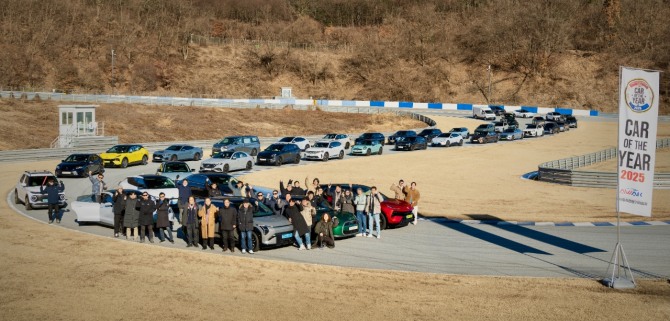 한국자동차전문기자협회가 지난 16일 경기도 용인 스피드웨이에서 '2025 올해의차' 선정을 위한 실차테스트를 진행했다. 회원들이 모여 기념촬영을 위해 포즈를 취하고 있다. 사진=한국자동차전문기자협회