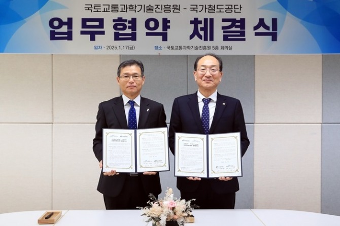 이성해 국가철도공단 이사장(오른쪽)이 김정희 국토교통과학기술진흥원 원장(왼쪽)과 17일 협약 체결 후 기념촬영을 하고 있다. 사진=국가철도공단