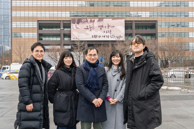 (왼쪽부터) 시인 장재선(문화일보 전임기자) 씨, 가수 겸 작가 요조(본명 신수진) 씨, 소설가 김연수 씨, 시인 안희연 씨, 시인 유희경 씨. 사진=교보생명 제공.