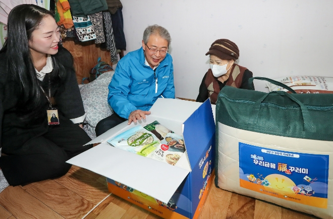 임종룡 우리금융그룹 회장이 21일 서울 중구 독거 어르신 가정에 방문해 지원 물품을 설명하고 있다. 사진=우리은행