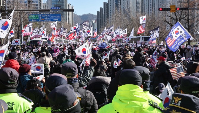 고위공직자범죄수사처(공수처)가 윤석열 대통령을 내란 수괴 혐의로 체포해 조사하고 있는 가운데 지난 15일 경기도 과천시 공수처가 위치한 정부과천청사 앞에서 윤 대통령 지지자들이 시위하고 있다. 사진=연합뉴스