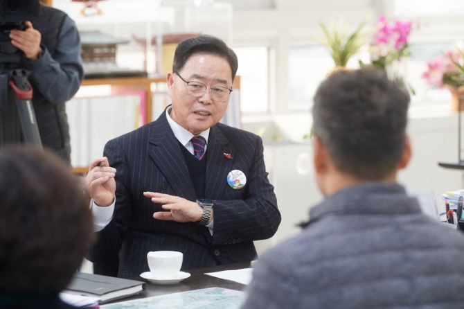 21일 강수현 양주시장이‘경기북체고(가칭 경기미래체고)’설립 문제를 경기도교육청 관계자들과 만나 논의하고 있다. 사진=양주시