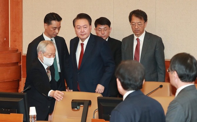 윤석열 대통령이 21일 오후 서울 종로구 헌법재판소에서 열린 탄핵심판 3차 변론에 출석하고 있다. 사진=공동취재단