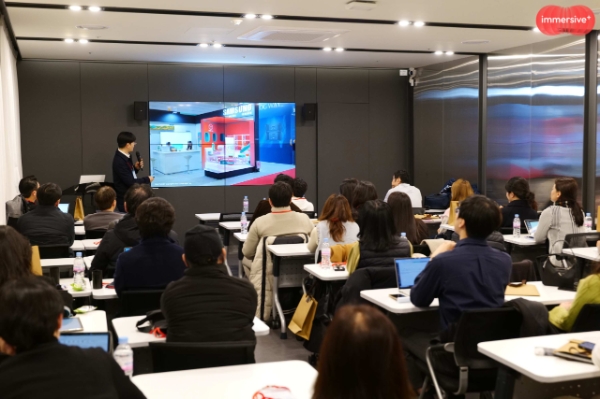 스파크플러스 코엑스에서 21일 열린 '이머시브+' 현장 전경. 신승호 올림플래닛 상무가 발표하고 있다. 사진=올림플래닛