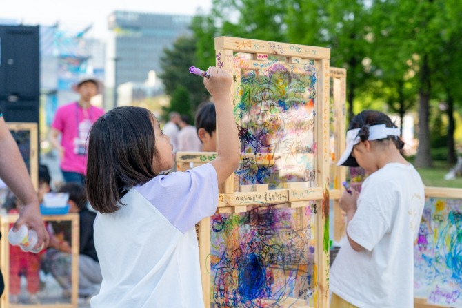 제20회 안산국제거리극축제 어린이 프로그램 ‘알록달록’모습. 사진=안산문화재단