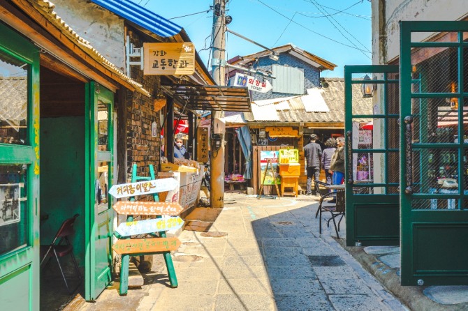 한국전쟁 때 황해도 연백군에서 피난 온 실향민이 다수 거주하는 교동도는 문화와 역사의 숨결이 깃든 대룡시장, 70여 년 세월의 흔적을 그대로 간직한 이색 관광지다. 사진=강화군