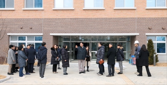 지난 20일 도성훈 인천광역시교육이 오는 3월 개교하는 신설학교의 준비 상황을 점검하고 있다. [사진 제공=인천교육청]