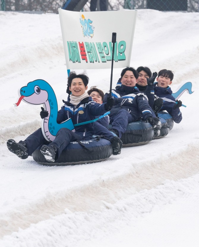 에버랜드 푸른 뱀 눈썰매 설날 인사  /사진=삼성물산