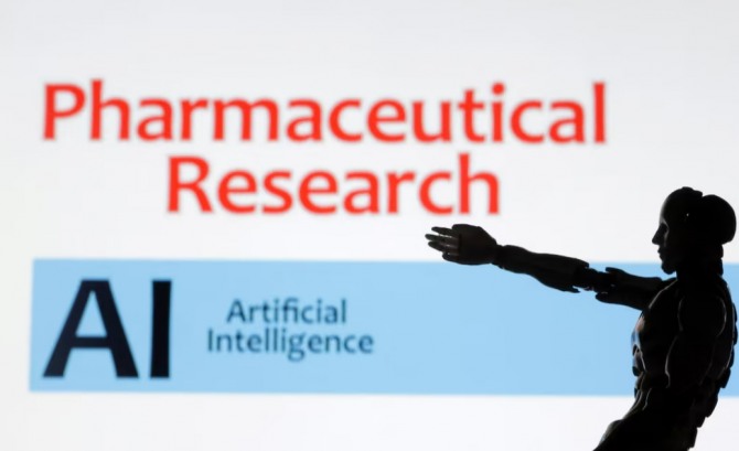 2023년 7월 17일에 촬영된 이 그림에는 로봇 미니어처와 'Pharmaceutical Research - AI Artificial Inteligence'라는 단어가 보인다.    사진=로이터