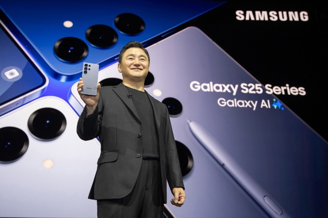 23일 미국 새너제이에 위치한 SAP센터에서 개최된 '갤럭시 언팩 2025(Galaxy Unpacked 2025)' 행사에서 삼성전자 MX사업부장 노태문 사장이 진정한 AI폰 '갤럭시 S25 시리즈'를 공개하고 있다. 사진=삼성전자