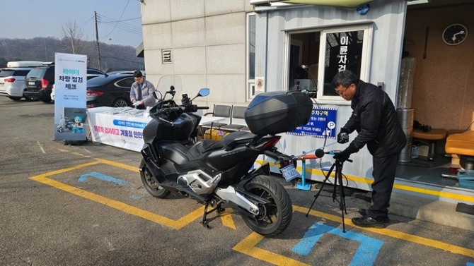 한국교통안전공단(TS)은 지난 22일 우아한청년들과 라이더 운행 안전 확보를 위한 ‘안전체크 캠페인’을 실시했다. 검사 장면. 사진=TS