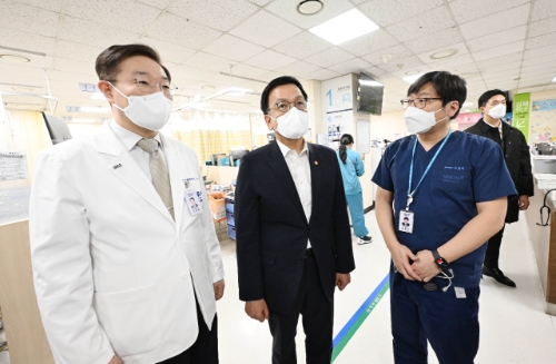 최상목 대통령 권한대행 부총리 겸 기획재정부 장관이 지난 17일 서울시 보라매병원에서 설연휴 응급의료 간담회 후 이재협 병원장과 응급실을 둘러보고 있다. 사진=연합뉴스/기재부