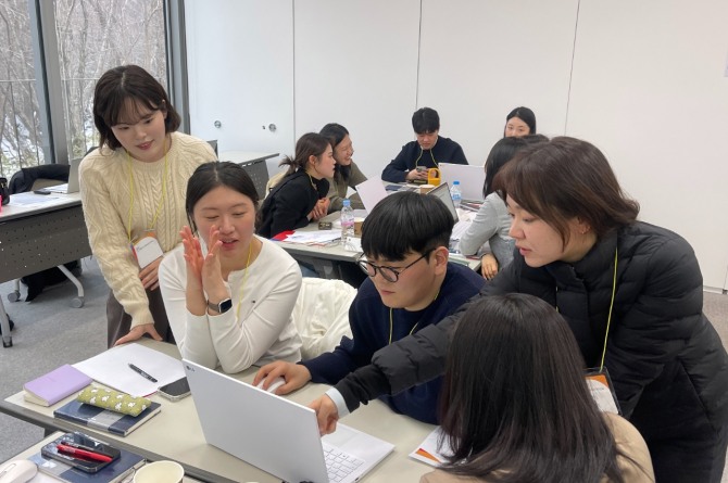 CJ그룹 신입사원들이 ‘클럽 나인브릿지’에서 생성형 AI를 활용해 영상 콘텐츠를 만들고 있다  /사진=CJ그룹