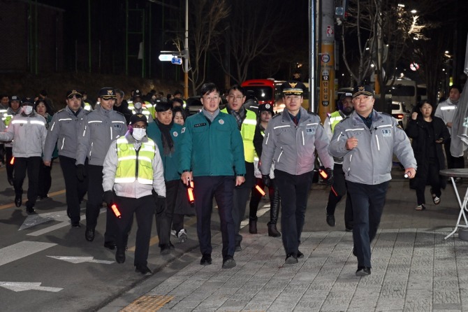 지난 23일 저녁 8시부터 이민근 안산시장(가운데)을 비롯한 민·관·경 관계자들이 원곡동 다문화특구와 선부동 땟골마을 등 외국인 밀집 지역을 중심으로 합동순찰을 진행하고 있다. 사진=안산시